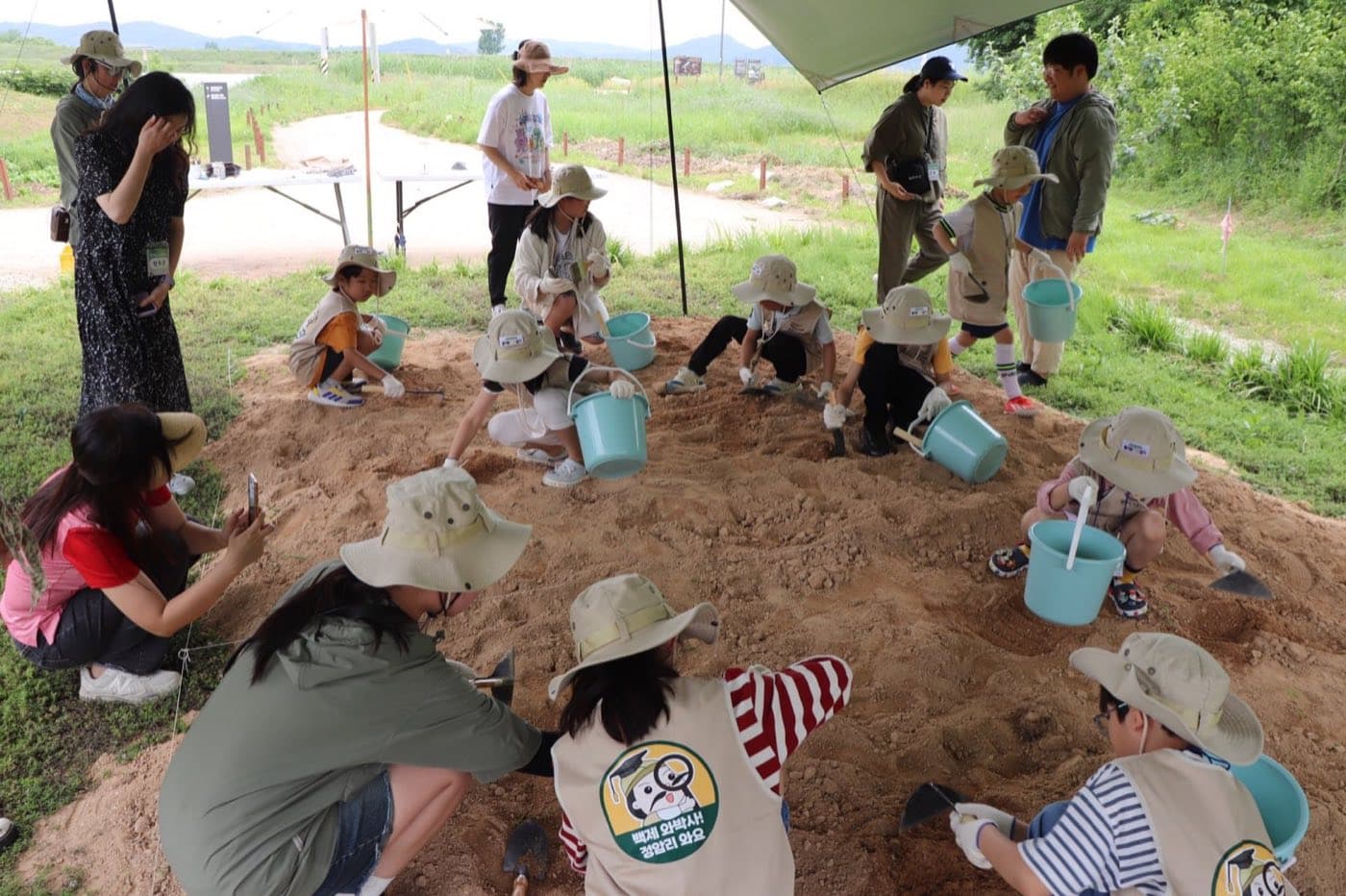Children taking part in a hands-on Baekje roof-tile excavation at the Jeongam-ri heritage program